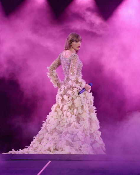 Taylor Swift: The Eras Tour on Instagram: “Night, 2! #NashvilleTSTheErasTour #TSTheErasTour 📸: @johnshearer // @gettyentertainment” Tissue Paper Dress, Taylor Swift Enchanted, Enchanted Dress, Taylor Swift Speak Now, Estilo Taylor Swift, Paper Dress, Taylor Swift Outfits, Speak Now, Taylor Swift Album