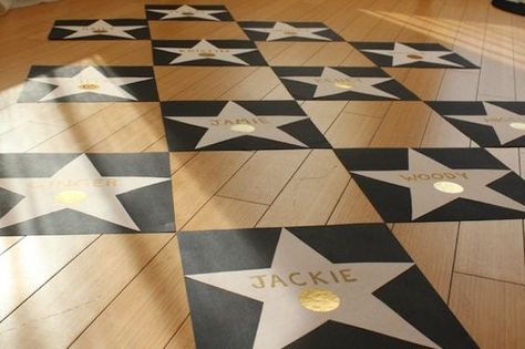 Hollywood-Themed Classroom Ideas - WeAreTeachers Star Walk Of Fame, Hollywood Theme Classroom, Deco Cinema, Hollywood Birthday, Hollywood Party Theme, Prom Themes, Red Carpet Party, Fest Temaer, Dance Themes