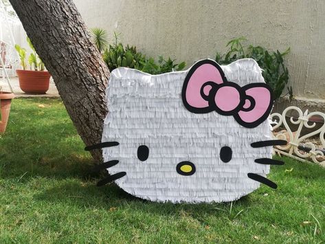 Hello Kitty Pinata Diy, Pinata Hello Kitty, Hello Kitty Decorations Birthday, Hello Kitty Cumpleaños, Hello Kitty Party Decorations, Hello Kitty Party Ideas, Pastel Hello Kitty, Party Hello Kitty, Hello Kitty Birthday Decorations