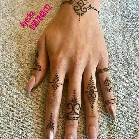 Easy Finger Henna, Finger Henna Designs Easy, Simple Henna Designs Hand, New Mehandi, Henna Tattoo Design, Wrist Henna, Henna Inspired Tattoos, Cute Henna, Tato Henna