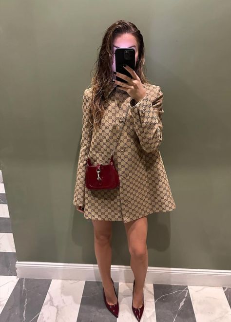 @allegrashaw at the gucci fashion show in milan. red purse. red heels. babydoll jacket. lace gloves. wet hair look. natural makeup. gucci jackie. Gucci Jackie Bag Outfit, Wet Hair Look, Gucci Fashion Show, Gucci Outfit, Gucci Coat, Red Purse, Lace Gloves, Red Purses, Gucci Fashion