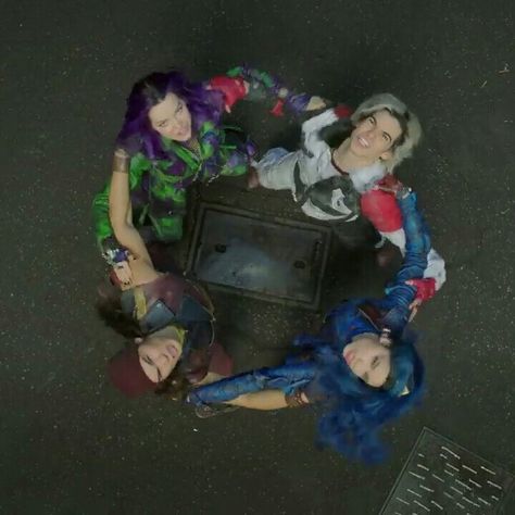 Descendants Songs, Jay Descendants, Descendants 2015, Disney Descendants Characters, Disney Descendants Movie, Descendants Characters, Bad Video, Mal And Evie, Disney Channel Descendants