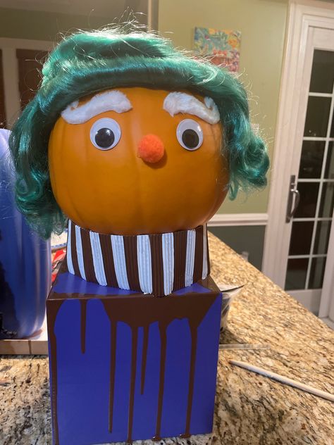 Willy Wonka Pumpkin Carving, Oompa Loompa Pumpkin, Willy Wonka Pumpkin Decorating, Willy Wonka Pumpkin, Xmas Pumpkins, Book Character Pumpkins, Character Pumpkins, Halloween Camping, Pumpkin Decorating Contest