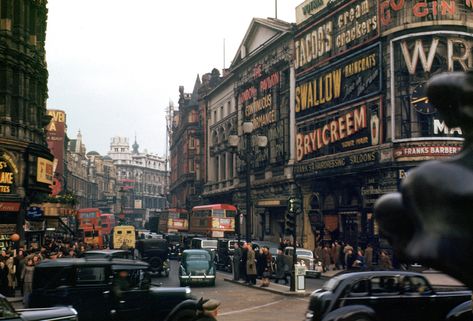 So strange to see London in color in 1940. London Pictures, Piccadilly Circus, Living Modern, Photo Maps, London Town, London Calling, Old London, London Photos, Vintage London