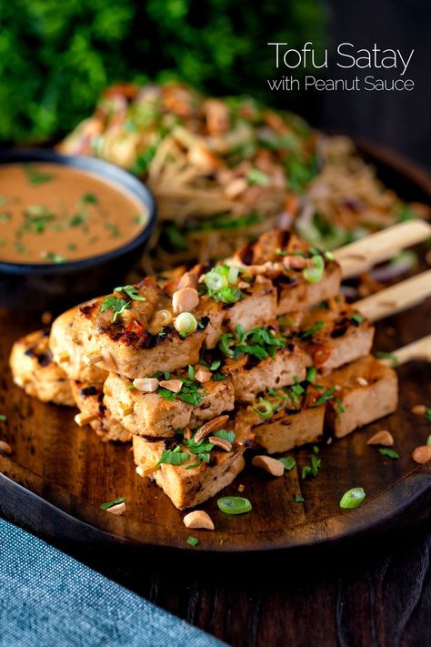 Tofu satay, a delicious and quick vegan dish with a superb peanut dipping sauce that is easy to cook both in the kitchen or even on the BBQ. It is a dish that can be prepared up to a day in advance, the prep takes around 10 minutes and then it cooks in just 10 minutes! Tofu Satay, Quick Stir Fry Recipes, Peanut Dipping Sauce, Asian Side Dishes, Peanut Dipping Sauces, Quick Vegan, 30 Minute Dinners, Dipping Sauces, Midweek Meals