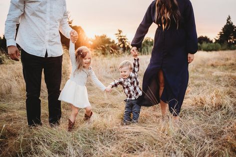 portland family photographer, fall family photos, what to wear for fall photos, golden hour session, fall family pictures, fall family outfit ideas Golden Hour Family Photos, Family Photos Ideas, Fall Photoshoot Family, Sunset Family Photos, Family Outfit Ideas, Fall Family Outfits, Family Photos What To Wear, Fam Photos, Black Palette