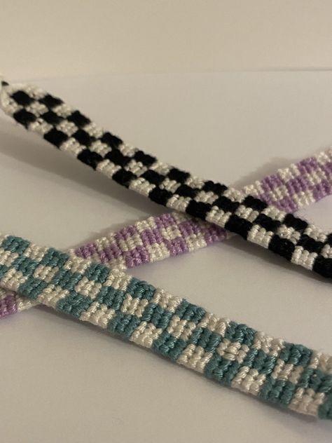 10 Trendy Summer Friendship Bracelet Patterns You Need to Try Now! Checkered Bracelet Pattern, Checkered Friendship Bracelet, Summer Friendship Bracelets Pattern, Cool Friendship Bracelet Patterns, Bracelets Business, Black Friendship Bracelet, Chevron Friendship Bracelets, Cool Friendship Bracelets, Diy Bracelets With String