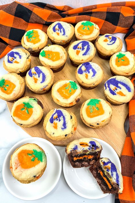 This Halloween get ready for some frightfully delicious treats with Spooky Oreo Brookie Cups and Stuffed Sugar Cookies. The Spooky Oreo Brookie Cups are a decadent combination of chewy fudgy brownies and crunchy sugar cookies. While the Stuffed Sugar Cookies feature a Halloween Orange Creme Filled Oreo sandwiched in between two different ready to bake sugar cookies. Sugar Cookie Oreo Brownie Cupcakes, Oreo Sugar Cookie Brownies, Sugar Cookie Oreo Brownie, Sugar Cookie Oreo Brownie Halloween, Oreo Brownie Cookie, Cookie Oreo Brownie, Brookie Cups, Oreo Brownie Cupcakes, Stuffed Sugar Cookies