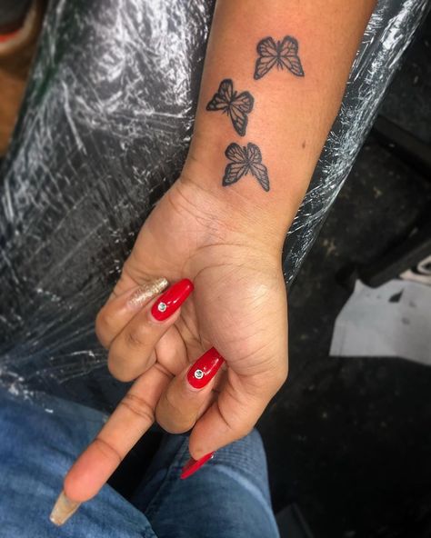 Small Butterfly Tattoo On Wrist, Butterfly Tattoo On Wrist, Fly Tattoos, Minnie Tattoo, Wrist Tattoos Girls, Tattoo On Wrist, Island Tattoo, Cute Tattoos On Wrist, Butterfly Wrist Tattoo