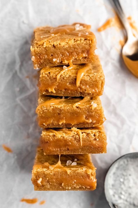 Salted Caramel Blondies - Deliciously thick and chewy blondies that are infused with vanilla, and stuffed full of salted caramel. These blondie bars are absolutely irresistible! Salted Caramel Blondies, Salted Caramel Blondies Recipe, Marshmallow Blondies, Desserts Board, Chewy Blondies, Caramel Blondies, Peanut Butter Cheesecake Bars, Blondie Cake, Blondies Cookies