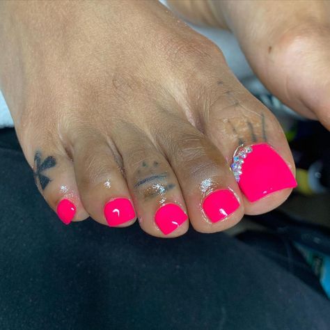 Hot Pink Toes With Design, Hot Pink Toes Nails, Pink Toe Nails Ideas, Hot Pink Toe Nails With Design, Red Acrylic Toe Nails, Neon Pink Nails Acrylic, Bright Pink Toe Nails, Pink Nails Toes, Neon Pedicure Toenails