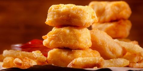 La recette des chicken nuggets du McDo - Cosmopolitan.fr Mcdonalds Chicken, Franchise Food, Nuggets Recipe, Chicken Treats, Fast Food Chains, Croquettes, Chicken Nuggets, Frozen Food, Copycat Recipes