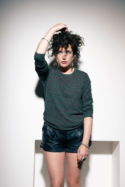 Annie Mac was born in Dublin, Ireland. She studied English Literature at Queens University, in Belfast, Northern Ireland. Annie resides in Queen's Park, London, with her long-term boyfriend, fellow club and Radio 1 DJ, Toddla T. Queens University, Annie Mac, Celebrity News Gossip, Curly Hair Inspiration, Wise Women, Latest Celebrity News, Women Magazines, English Literature, Tech Support