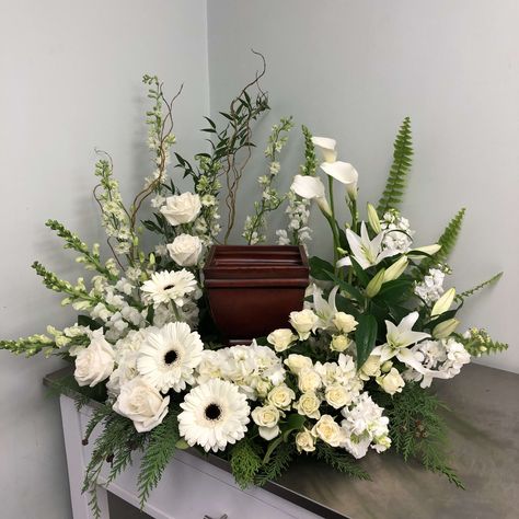 Flowers For Cremation Urn, Urn Decor Ideas, Cremation Wreath, Urn Flower Arrangements, Cremation Urn Display, Christmas Floral Arrangements Diy, Holiday Flower Arrangements, Casket Flowers, Urn Arrangements