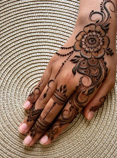 Henna Design Hand, Henna Finger Designs, Henna Design Simple, Girly Henna, Tikki Mehndi Design, Finger Designs, Henna Flowers, Henna Hand Designs, Tikki Mehndi