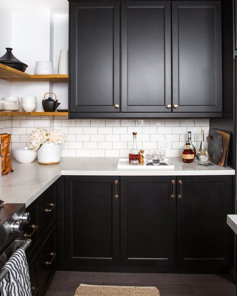 Cabinets And Open Shelving, Kitchen With Black Cabinets, Model Dapur, Interior Dapur, Kabinet Dapur, Decor Ikea, Black Kitchen Cabinets, Kitchen Decor Themes, New Kitchen Cabinets