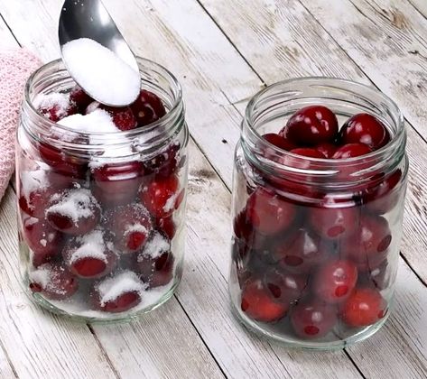 Cherries In Syrup: the super easy recipe to preserve cherries Cookist Wow, Cherry Syrup, Cherry Recipes, Dessert Toppings, Syrup Recipe, Super Easy Recipes, Dessert Appetizers, Jams & Jellies, Easy Recipe