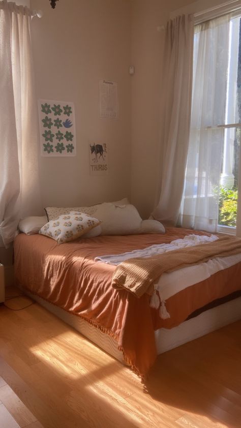 Minimal Room Bedroom, Light Orange Room, Hardwood Floor Bedroom, Peach Bedroom Ideas, Teen Girl Bedrooms Aesthetic, Girls Bedroom Bedding, Orange Duvet Cover, Peach Bedroom, Orange Duvet