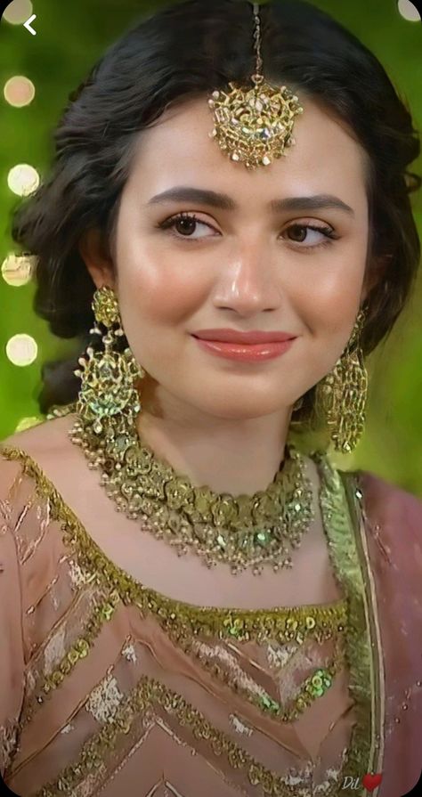 Function Hairstyles, Pretty Bridal Makeup, Eid Makeup Look, Pakistani Makeup Looks, Wedding Reception Hairstyles, Pakistani Makeup, Pakistani Bridal Hairstyles, Eid Looks, Sana Javed