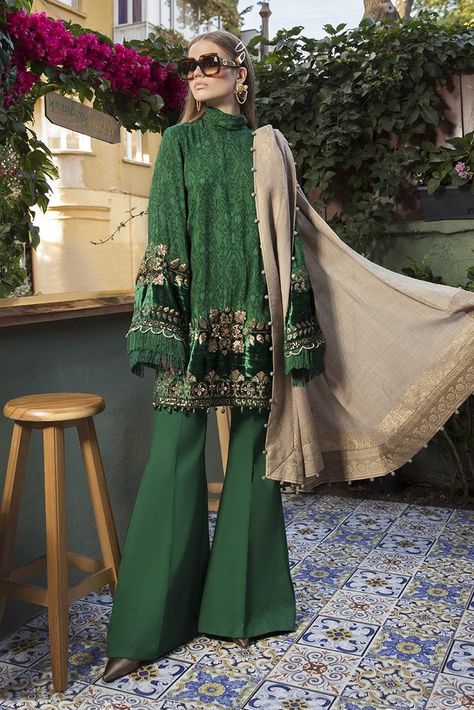 Green Pakistani Dress, Pakistani Dresses Online, Velvet Dress Designs, Pakistani Designer Suits, Pakistani Fashion Casual, Maria B, Linen Collection, Simple Pakistani Dresses, Pakistani Bridal Wear