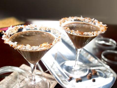 Coco-Mocha Martinis Virgin Martini Recipes, Christmas Drinks Recipes, Whipped Cream Vodka, Salted Toffee, Chocolate Garnishes, Chocolate Martini, Mocktail Recipes, Cocktail Garnish, Martini Recipes