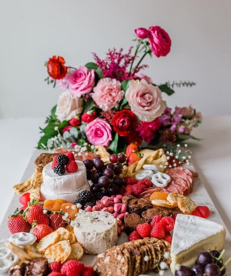 Engagement Party Picnic, Nibbles Ideas, Wine Down Wednesday, Flower Table Decorations, Spring Birthday Party, Charcuterie Spread, Charcuterie Inspiration, Bridal Shower Inspiration, Garden Party Birthday