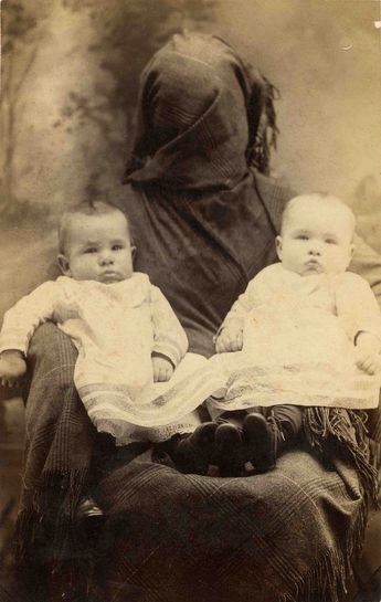 Hidden Mother Series: Laura Larson's Nineteenth-Century Photos | The New Republic Vintage Bizarre, Creepy Pics, Old Time Photos, Victorian Photography, Scary Photos, Weird Photography, Mother Photos, Creepy Vintage, Weird Vintage