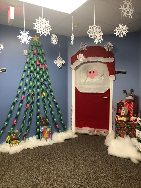 Christmas Craft Decorations, Classroom Christmas Decorations, Christmas Door Decorating Contest, Christmas Classroom Door, Infant Room, Door Decorating Contest, Paper Christmas Decorations, Decorating For Christmas, Office Decorating