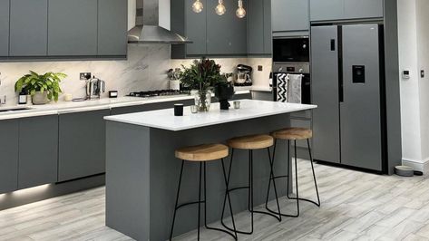 10 Small Kitchen Island Ideas To Maximize Your Space Island Ideas Kitchen, Howdens Kitchen, Small Kitchen Island Ideas, Howdens Kitchens, Medium Kitchen, Kitchen Layouts With Island, Modern Farmhouse Interior Design, Curved Kitchen, Handleless Kitchen