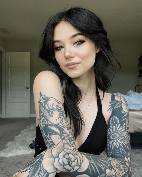 Gotik Tattoo, Chica Dark, Woman With Tattoos, Tattoed Women, Tattoos Geometric, Tattoed Girls, Hair Tattoos, Goth Beauty, Hot Tattoos