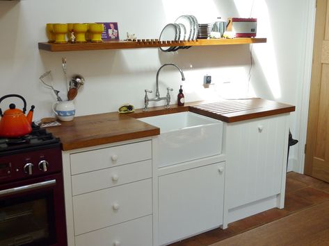 another clever plate rack Floating Dish Drying Rack, Over The Sink Dish Rack, Standing Cabinets, Fitted Cupboards, Industrial Interior Kitchen, Campervan Furniture, Above Kitchen Sink, Bungalow Kitchen, Kitchen Handmade