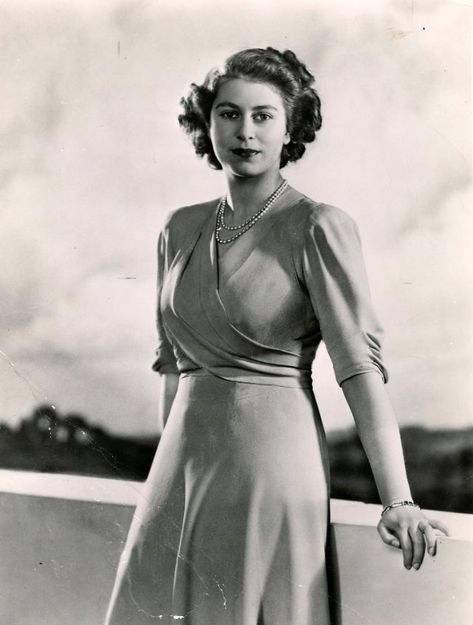 Ratu Elizabeth, Young Queen Elizabeth, Royal Family Portrait, Rainha Elizabeth Ii, Reine Elizabeth Ii, Becoming An Actress, Elisabeth Ii, Reina Isabel Ii, Princess Elizabeth