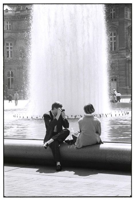 Elliott Erwitt Photography, Paris Couple, Elliott Erwitt, Managua, Museums In Paris, Louvre Museum, Famous Photographers, Magnum Photos, Photography Gallery