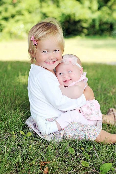 How sweet!!!!! Outdoor Baby Photography, 6 Month Baby Picture Ideas, Sibling Pictures, Sister Photography, Baby Fotografie, Sibling Poses, Sibling Photography, Sister Pictures, Sibling Photos