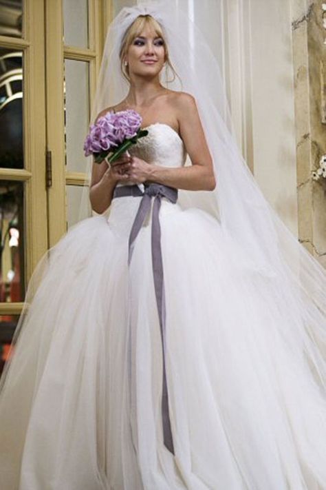 Best Movie Wedding Gowns - Amazing Bridal Gowns From Movie Brides Bride Wars Wedding Dress, Movie Wedding Dresses, Bride Wars, Vera Wang Wedding, Iconic Weddings, Wedding Dresses Vera Wang, Wedding Movies, Vera Wang Dress, Dress Designer