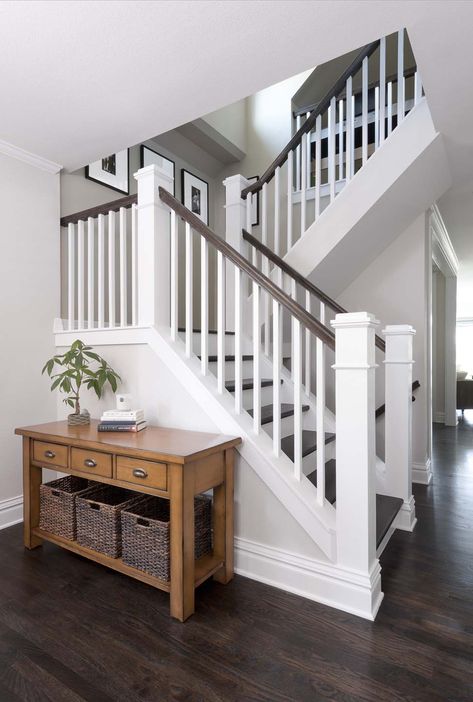 Stairs Makeover Design, Diy Stairs Makeover, Stair Railing Makeover, Stairs Makeover Ideas, Stairs Renovation, Stairs Makeover, House Staircase, Stair Railing Design, Staircase Remodel