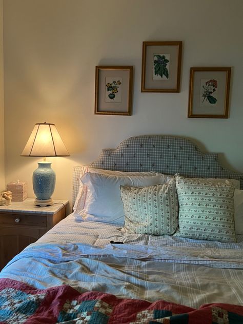 New England Interior Design Bedroom, New England Aesthetic Bedroom, Bedroom New England Style, New England Room Aesthetic, Coastal New England Bedroom, New England House Aesthetic Interior, New England Bedroom Aesthetic, Maine Bedrooms, New England Aesthetic Interior Bedroom