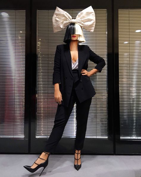 News — Sia Singers Costumes Ideas, Sia Singer, Sia And Maddie, Sia Music, Sia Kate Isobelle Furler, Pop Star Costumes, Singer Costumes, Beyonce Hair, Diy Kostüm