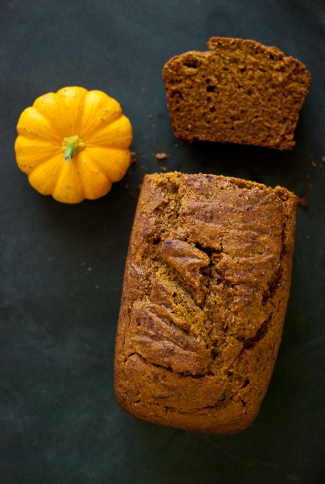 Delicious whole wheat, honey-sweetened pumpkin bread that only requires one bowl! This recipe is healthy, easy to make and positively delectable. Whole Wheat Pumpkin Bread Recipe, Whole Wheat Pumpkin Bread, Wheat Pumpkin Bread, Pumpkin Bread Recipe Healthy, Whole Wheat Banana Bread, Bread Pumpkin, Healthy Pumpkin Bread, Cookie And Kate, Bread Healthy