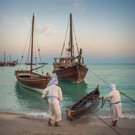 Qatar Culture Art, Diy Art Projects Canvas, Event Poster Design Inspiration, Middle East Culture, Art Arabe, Presentation Board Design, Uae National Day, About Rain, Traditional Boats