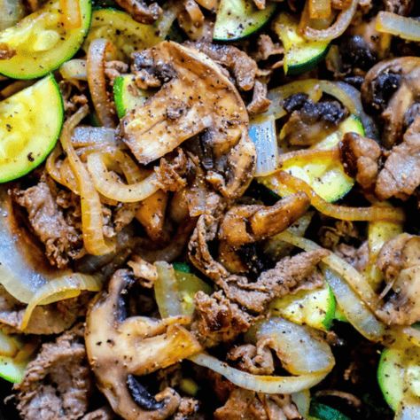 Easy Sirloin Skillet With Vegetables - Sweet Cs Designs Dinner With Mushrooms, Sirloin Steak Recipes, Easy Vegetable Recipes, Top Sirloin Steak, Sirloin Steak, Steak And Mushrooms, Recipe Sweet, Easy Homemade Recipes, Burgers Sandwiches