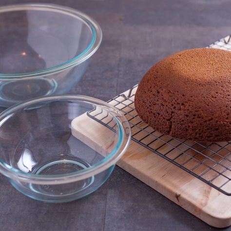 How to Make a Cake in a Pyrex Bowl Toilet Cake, Igloo Cake, Pyrex Bowl, Bake A Cake, Bake Cake, Bowl Cake, Cake Shapes, Pyrex Bowls, Specialty Cakes