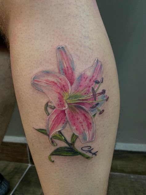 Tatuaje de flor Lilium Candidum Pretty Colored Tattoos, Lily Tattoo Colorful, Colorful Flower Back Tattoo, Pink Hydrangea Tattoo, Lilium Flower Tattoo, Tattoo Color Flower, Lilly Tattoo Color, Lily Tattoo Color, Color Tattoo Flower