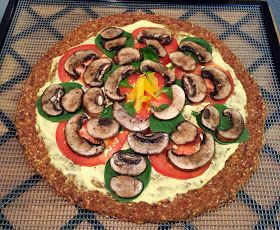 Raw Vegan Pizza, Raw Pizza, Raw Vegan Dinners, Food Of The Gods, Cashew Recipes, Vegan Pizza Recipe, Raw Vegan Diet, Gluten Free Crust, Raw Diet