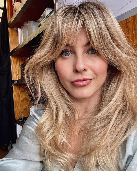 Farrah Fawcett Hair, Fawcett Hair, Julianne Hough Hair, Celebrity Workout Routine, Navy Hair, Star Beauty, Big Curls, Bangs With Medium Hair, Celebrity Workout