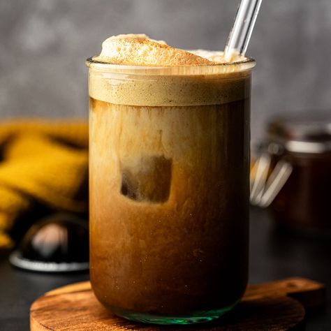 Starbucks Iced Apple Crisp Oatmilk Shaken Espresso Cozy Fall Drinks, Vegan Apple Crisp, Apple Brown Sugar, Shaken Espresso, Espresso Recipes, Vegan Pumpkin Spice, Brown Sugar Syrup, Fall Menu, Sugar Apples