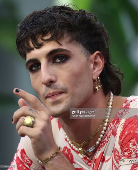 Queer Haircut, Victoria Deangelis, Short Punk Hair, Eurovision 2021, Punk Makeup, Men Hair Color, Male Makeup, Punk Hair, Damiano David