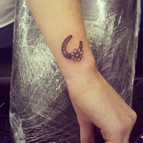 Horseshoe And Rose Tattoo, Horseshoe And Sunflower Tattoo, Horseshoe And Flower Tattoo, Horseshoe Flower Tattoo, Horse Shoe Tattoo With Flower, Horseshoe Tattoo With Flowers, Tattoo Horseshoe, Horseshoe Tattoo, Tatuaje Cover Up