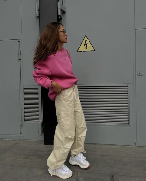 Khaki With Pink Outfit, Sweatshirt With Cargo Pants, Sweatshirts Styling, Outfit Inspirations Minimalist, Sprint Outfit, American Casual Style, Parachute Pants Outfit, Cargo Pants Outfits, Outfit Oversize