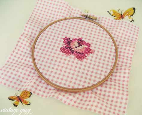 Cross Stitch On Gingham, Simple Machine Quilting, Pretty Heart, Flower Quilts, Quilted Table Toppers, Chicken Scratch, Heart Quilt, 자수 디자인, Quilt Stitching